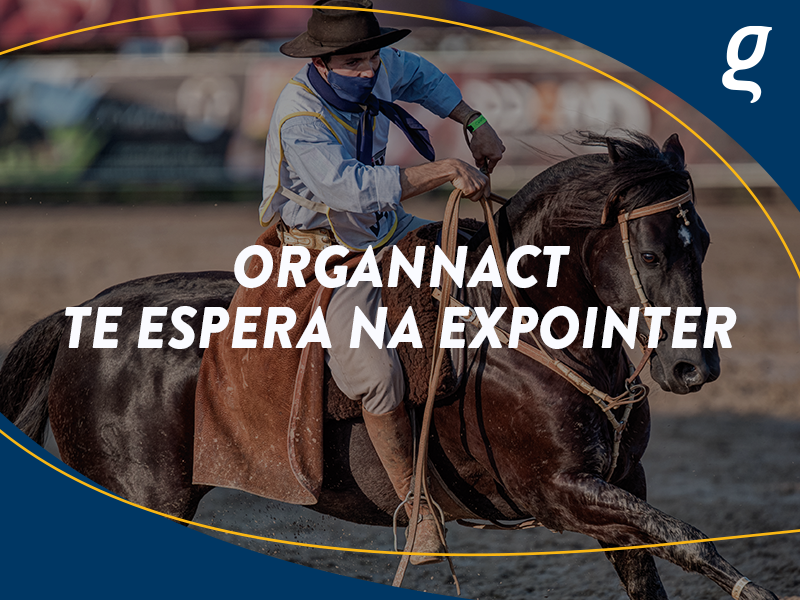 Homem em cima do cavalo. A imagem contém o texto Organnact te espera na Expointer.