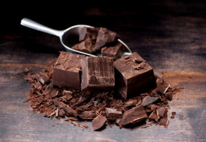 barras de chocolate centralizadas com chocolate em pó ao redor 